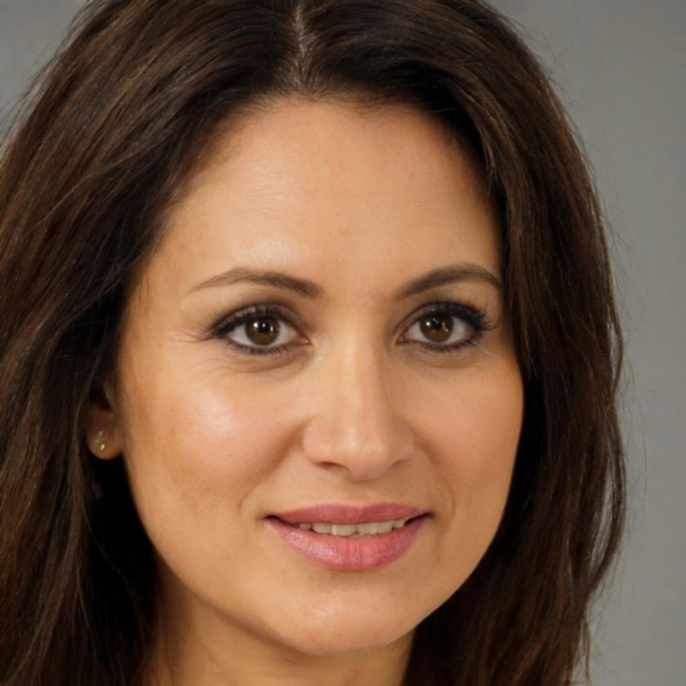 Преподаватель платформы за работой над курсом